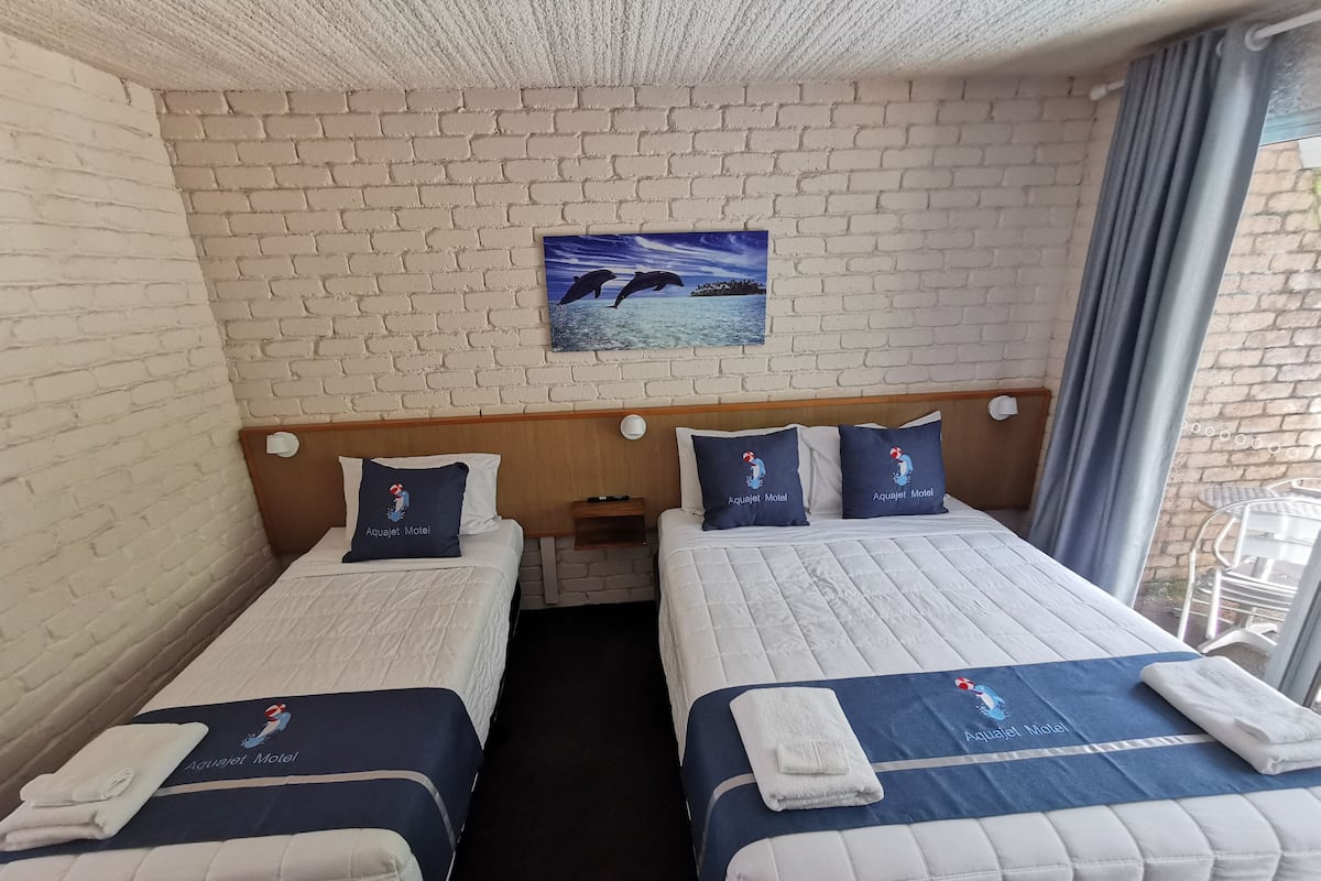 Habitación superior con 2 camas individuales, junto a la piscina | Ropa de cama de alta calidad, escritorio, cortinas opacas