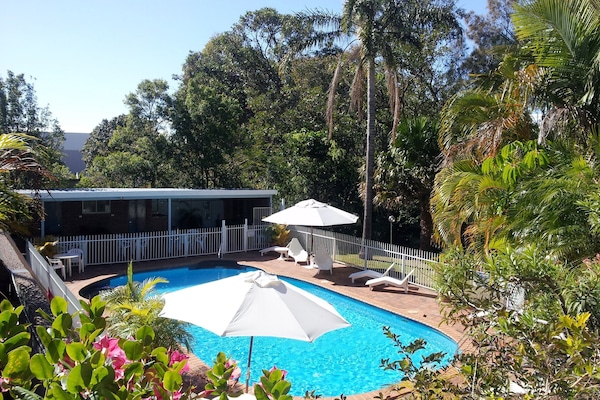 Kolam renang outdoor, dengan payung kolam renang dan kursi berjemur