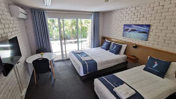 Superior-Zweibettzimmer, Poolblick | Hochwertige Bettwaren, Schreibtisch, Verdunkelungsvorhänge