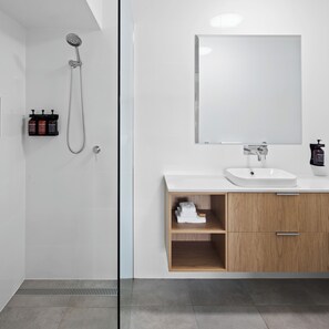 Hair dryer, towels, shampoo - The Observatory Self Contained Apartments (Coffs Harbour)