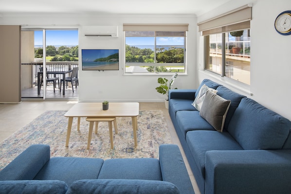 50-inch Smart TV with cable channels, TV - The Observatory Self Contained Apartments (Coffs Harbour)