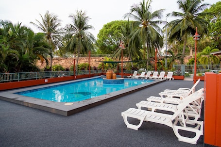 Una piscina al aire libre, sillones reclinables de piscina. Cullen Bay Resort
