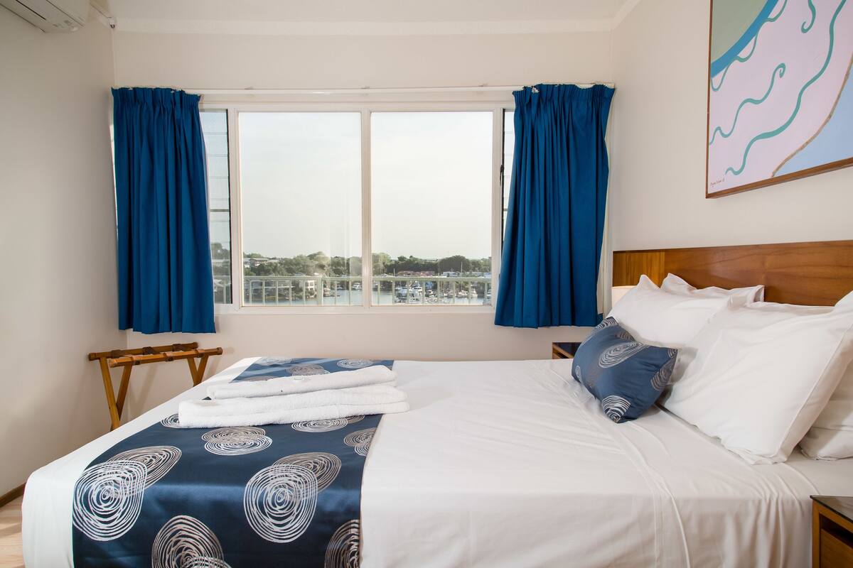 Décor unique, ameublement unique, fer et planche à repasser