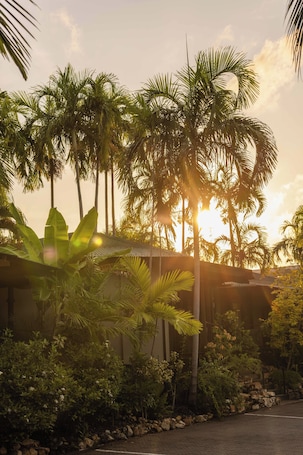 Garden Bungalow | Premium bedding, desk, laptop workspace, iron/ironing board. Palms City Resort