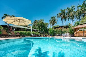 室外游泳池，06:00 至 22:00 开放，池畔遮阳伞，日光浴躺椅