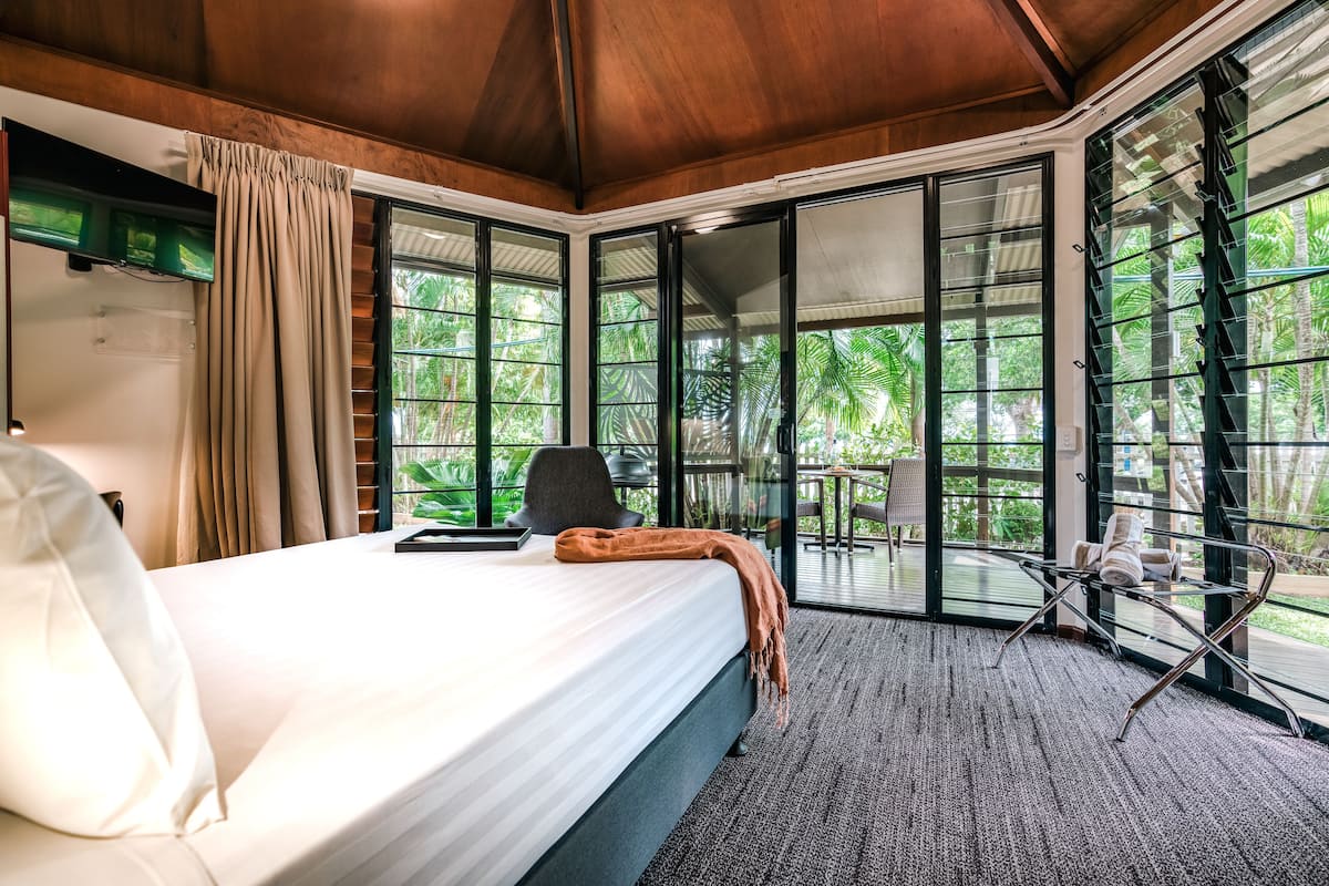 Harbour View Villa | Bộ đồ giường cao cấp, bàn, khu vực làm việc phù hợp cho laptop