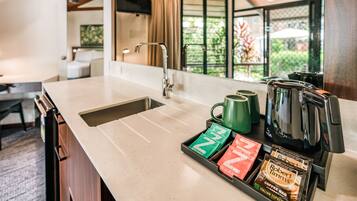 Garden Bungalow | Yksityinen keittiö | Minijääkaappi, vedenkeitin, pakastin