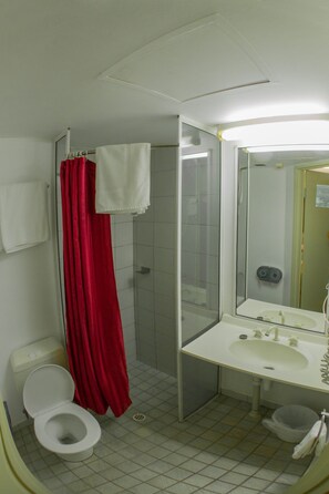 Shower, towels - Value Inn (Darwin)