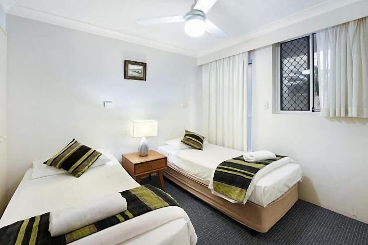 2 habitaciones, tabla de planchar con plancha, cunas y wifi gratis