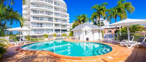 2 piscinas al aire libre, sillones reclinables de piscina