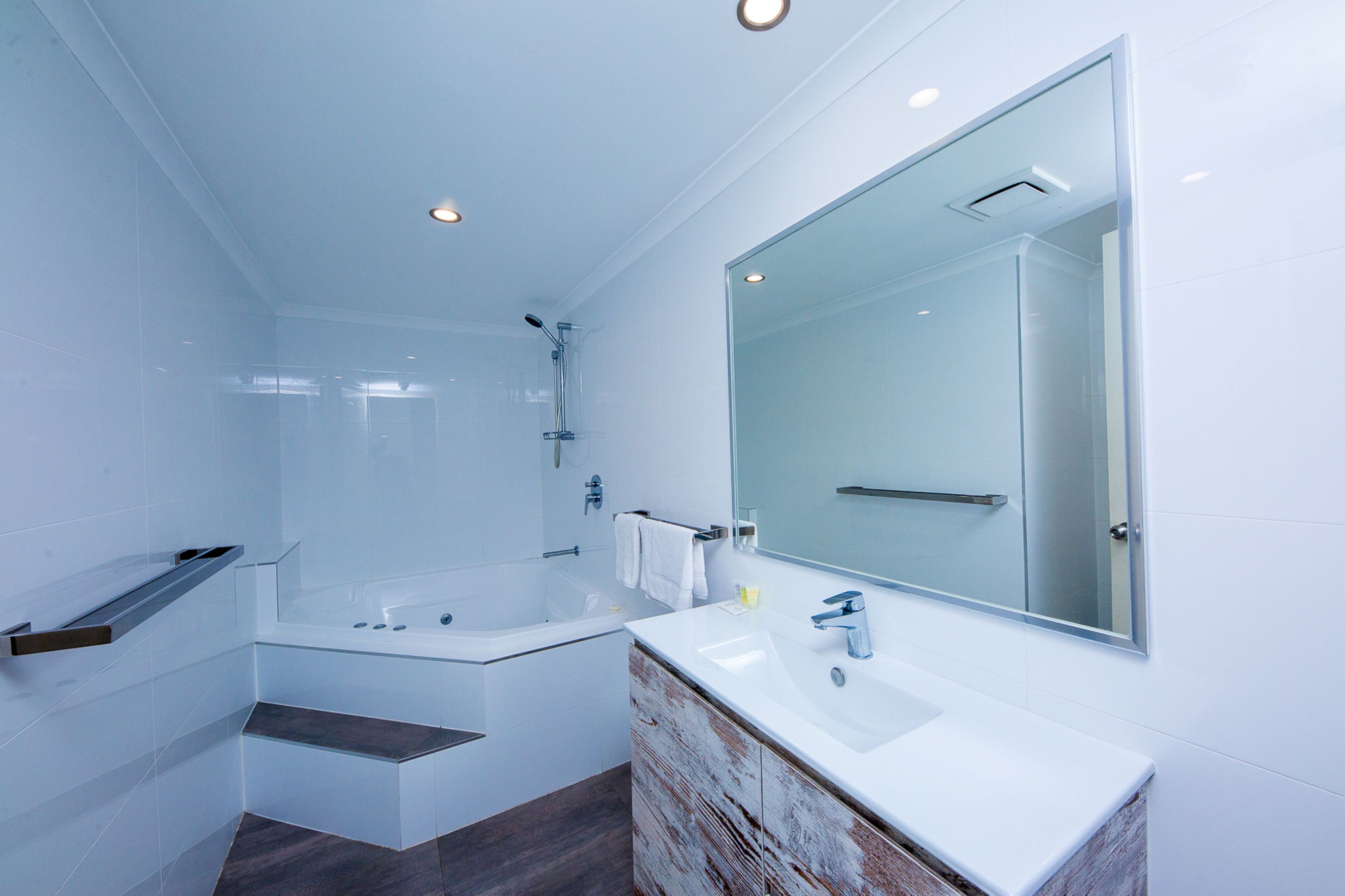 2 bedroom spa deluxe | bathroom | shower, towels