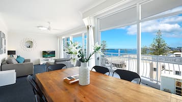 Departamento, 2 habitaciones (Spa - 4 Star) | Área de sala de estar | Televisión de pantalla plana