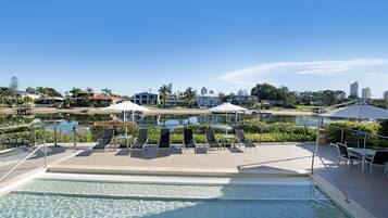 Una piscina al aire libre