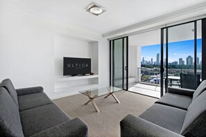 Departamento, 3 habitaciones | Sala de estar | Televisión de pantalla plana y reproductor de DVD 