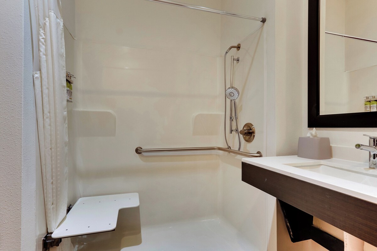 客房, 1 張加大雙人床, 無障礙 (Comms Accessible. Roll-In Shower) | 高級寢具、書桌、遮光布/窗簾、熨斗/熨衣板