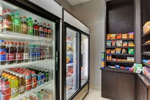 Mostrador refrigerado con diversas gaseosas y bebidas energéticas.