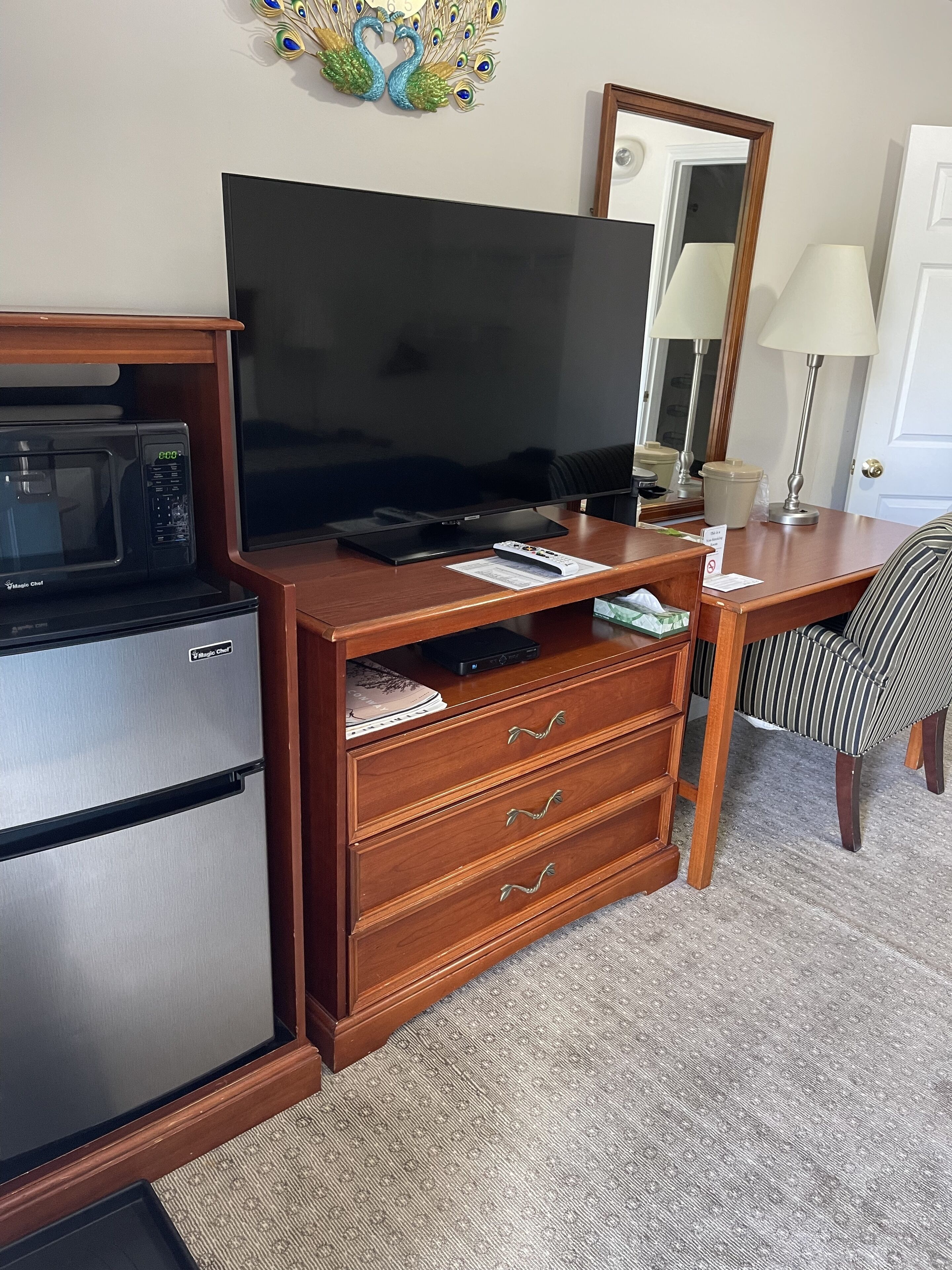 standard room, 1 queen bed | soundproofing, iron/ironing board, bed sheets