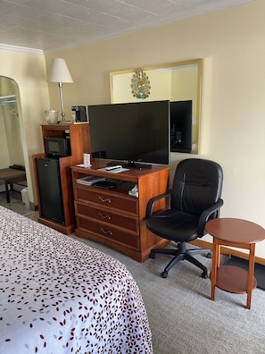 1 King Bed | Soundproofing, iron/ironing board, bed sheets