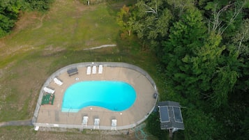 Una piscina al aire libre de temporada