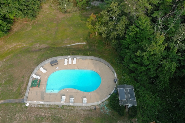 Una piscina al aire libre de temporada