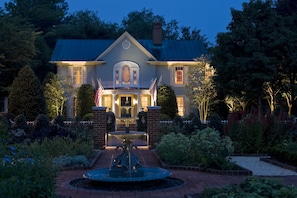Room (Craig Claiborne House) | Premium bedding, in-room safe, individually decorated - The Inn at Little Washington (Washington)