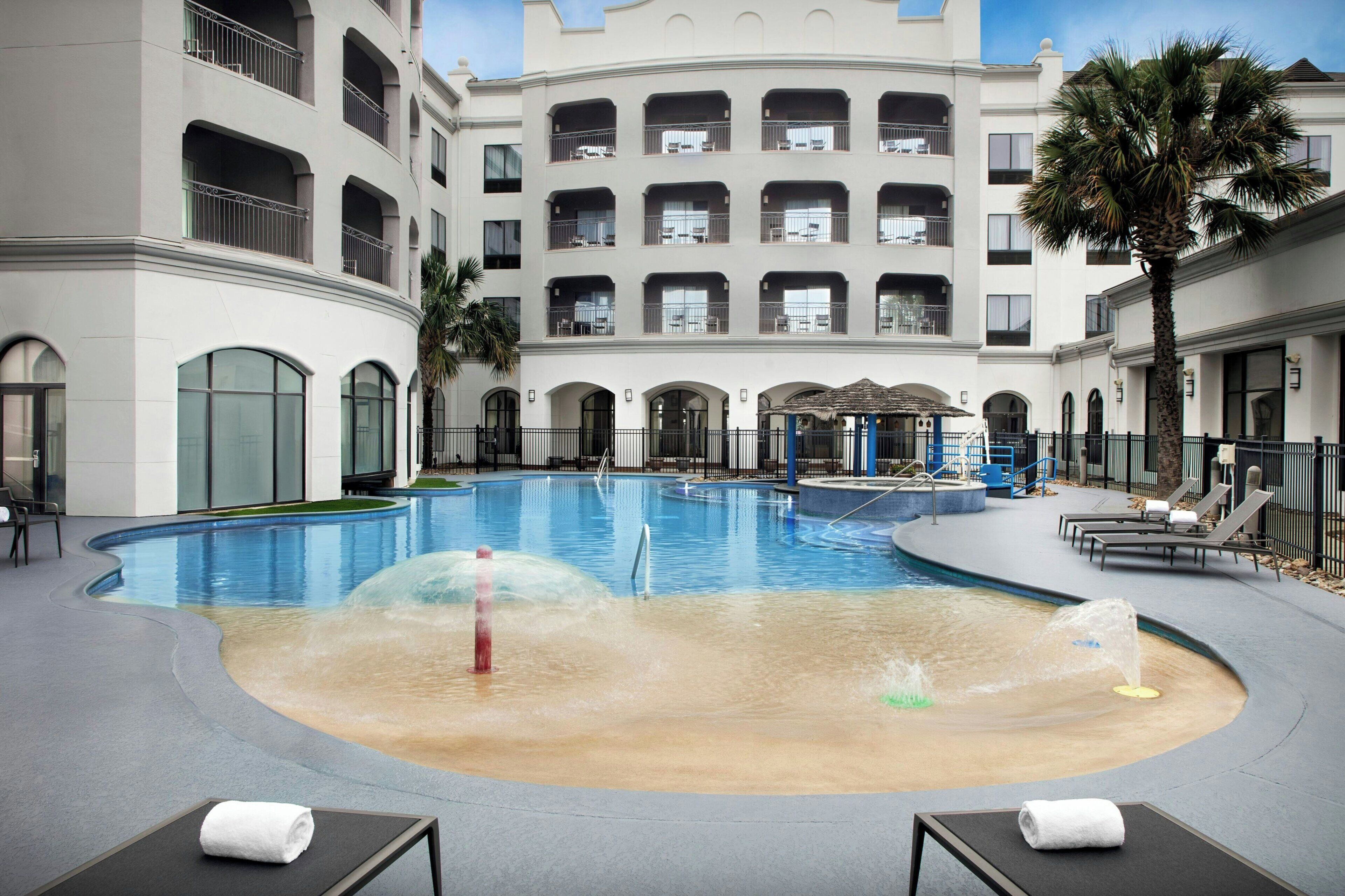 Una piscina cubierta, una piscina al aire libre