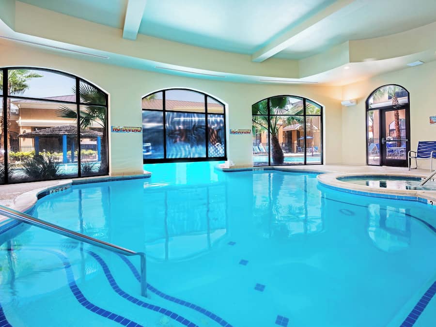 Een binnenzwembad, een buitenzwembad