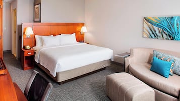 Escrivaninha, cortinas blackout, ferros/tábuas de passar roupa