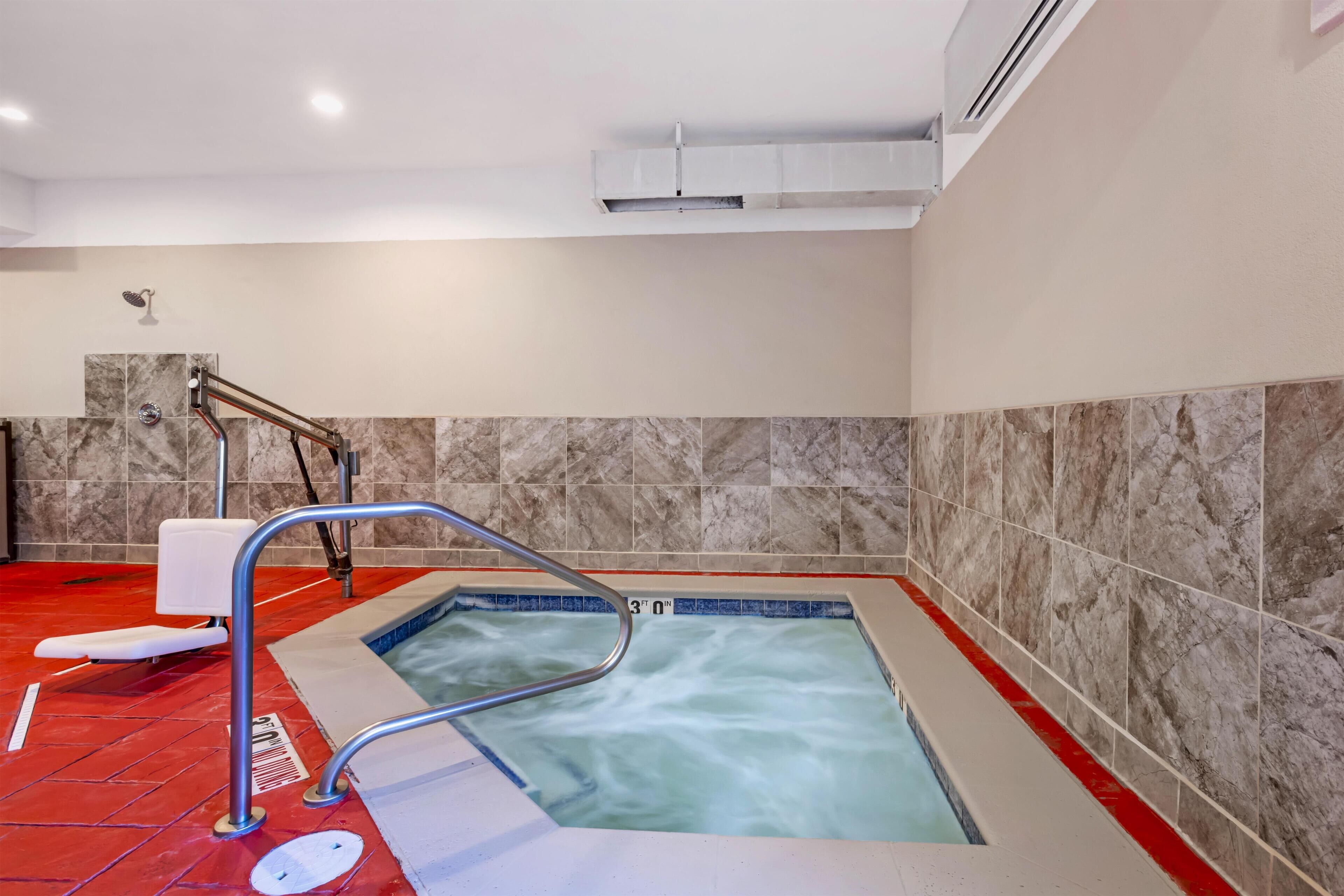 Kolam renang indoor