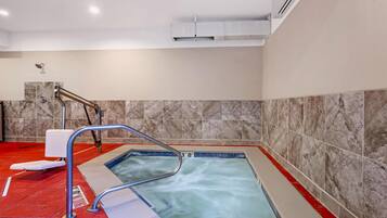 Kolam renang indoor