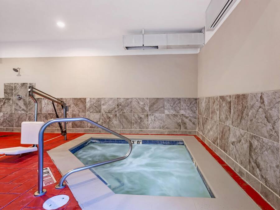 Kolam renang indoor