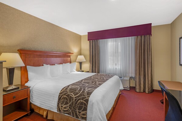 Standaard kamer, 1 kingsize bed, niet-roken, koelkast en magnetron (with Sofabed) | Donzen dekbedden, een bureau, verduisterende gordijnen