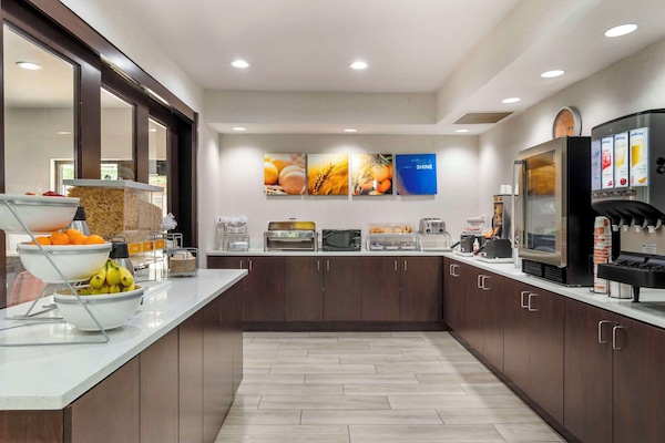 Café da manhã completo grátis todos os dias