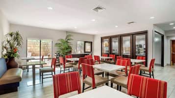 Ilmainen päivittäinen täysi aamiainen