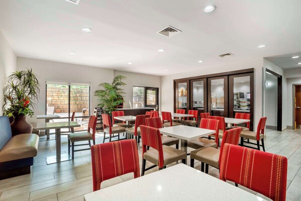 Desayuno completo incluido todos los días 