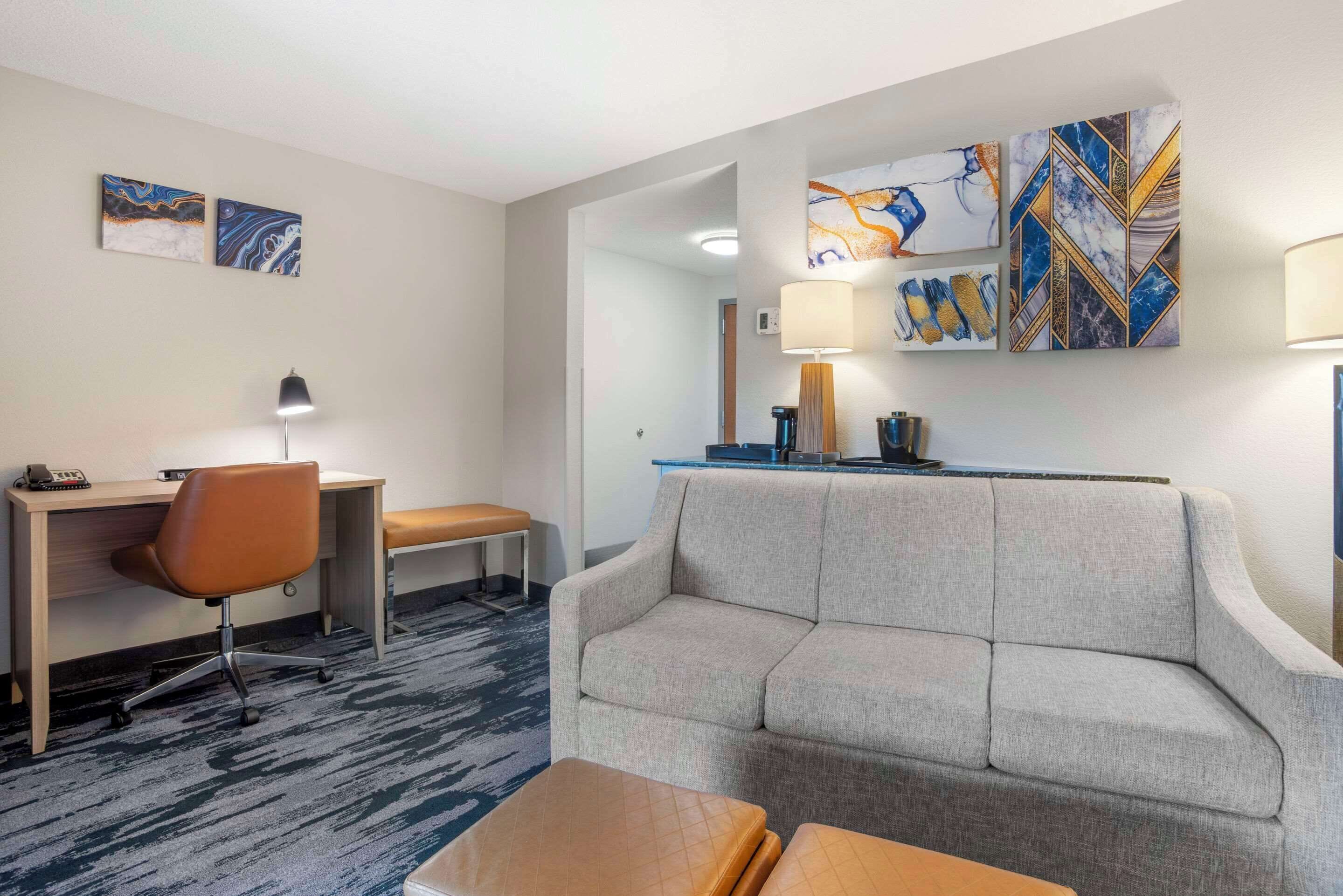 Zimmersafe, Schreibtisch, laptopgeeigneter Arbeitsplatz