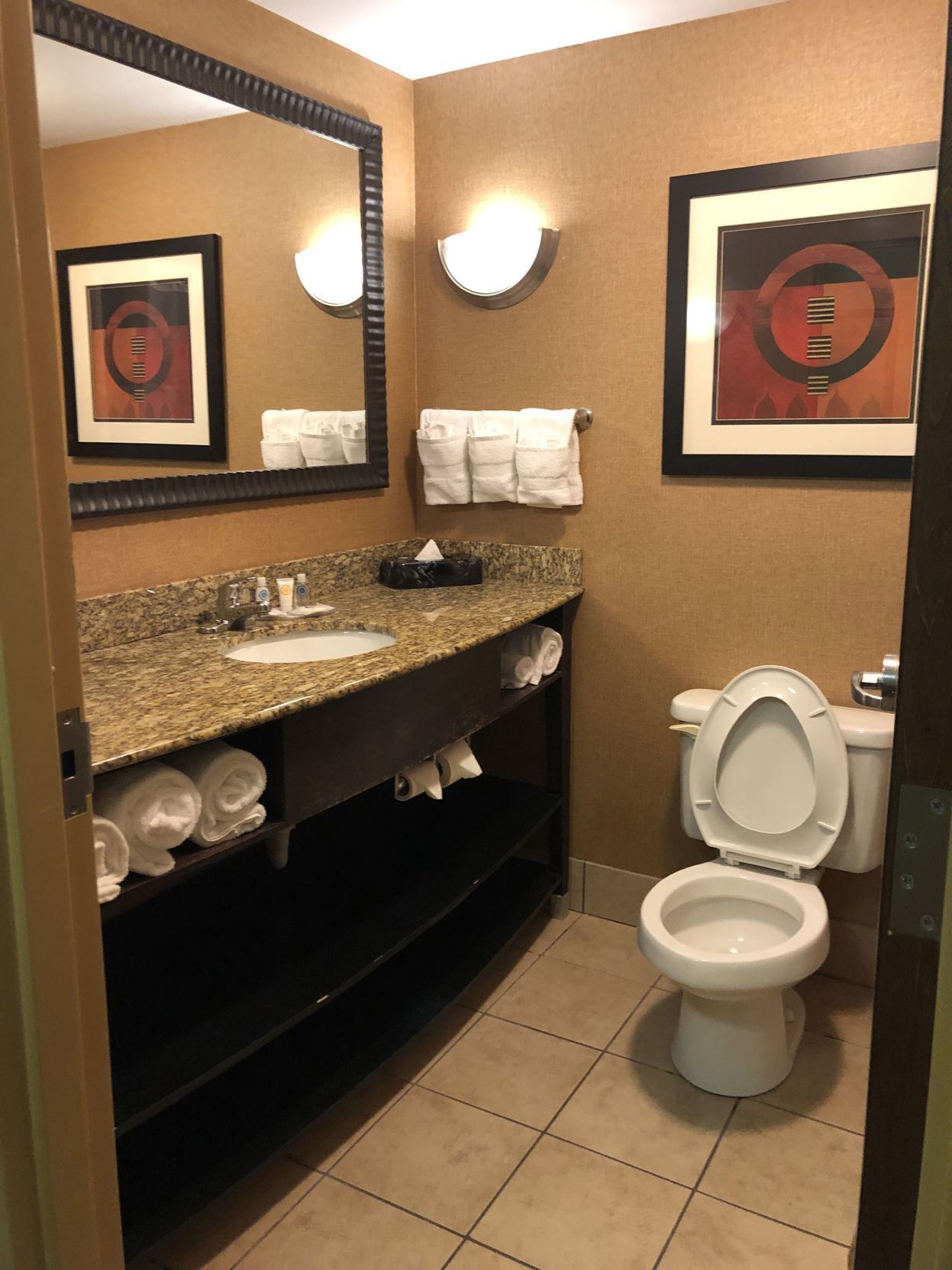 Baño | Tina con regadera, amenidades de baño gratuitas, secadora de cabello 