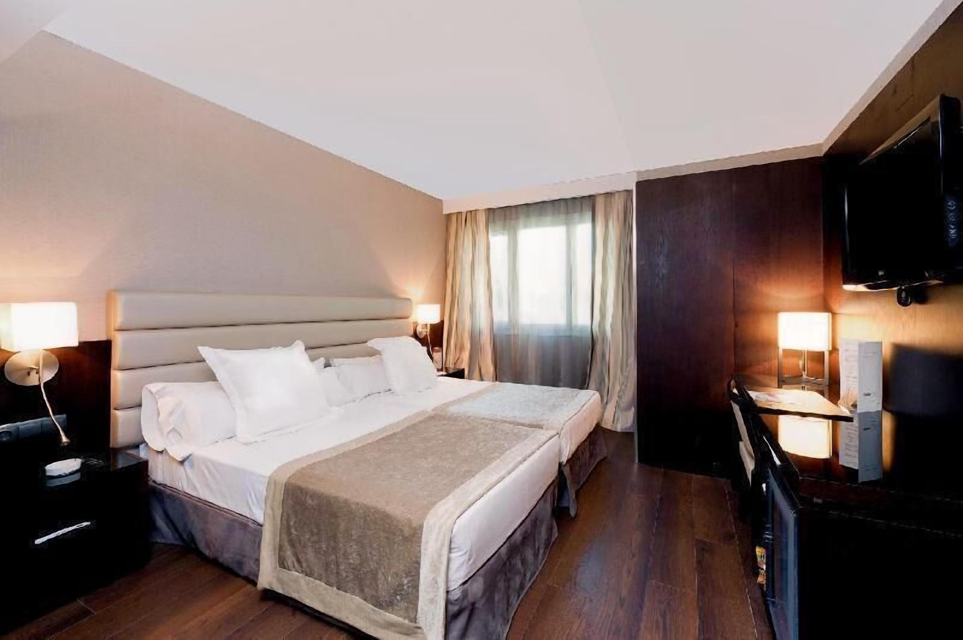Minibar, coffres-forts dans les chambres, bureau, chambres insonorisées