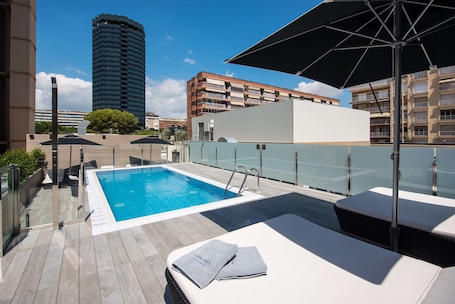 Seasonal outdoor pool, pool umbrellas, pool loungers. Catalonia Rigoletto Hotel