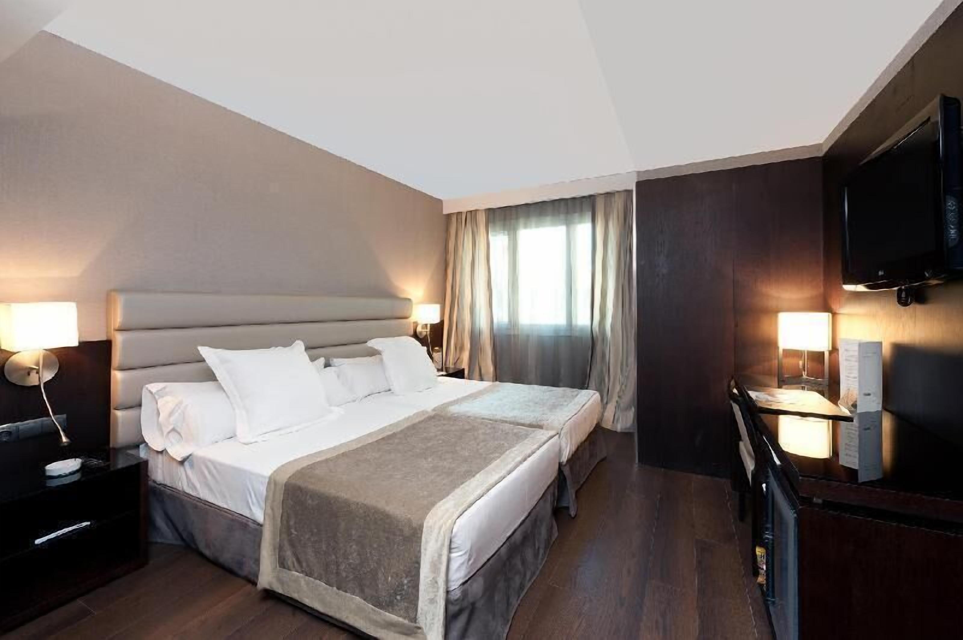 Minibar, coffres-forts dans les chambres, bureau, chambres insonorisées