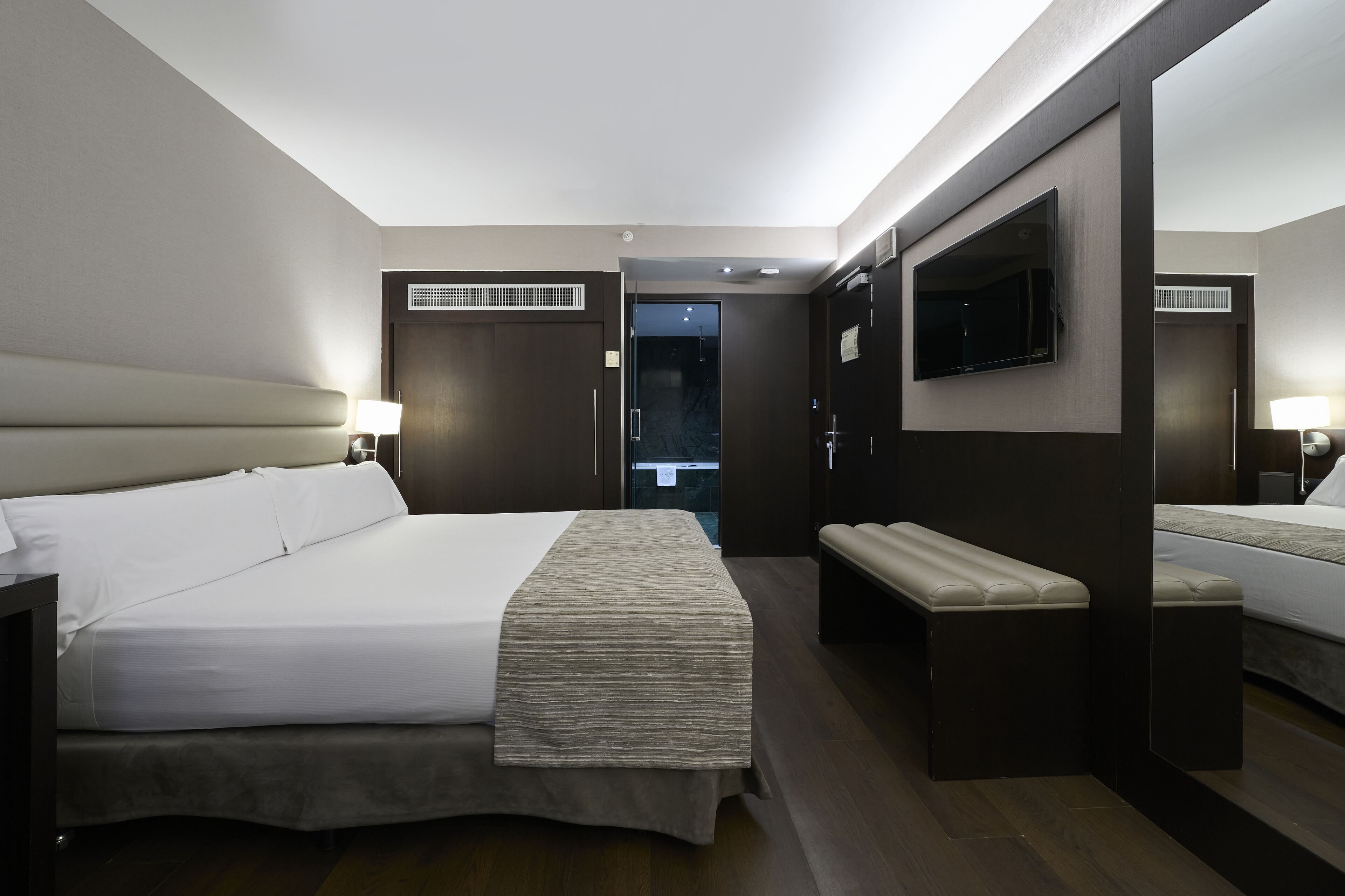 Minibar, coffres-forts dans les chambres, bureau, chambres insonorisées