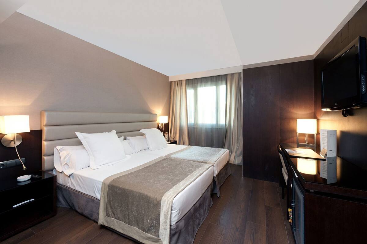 Minibar, värdeförvaringsskåp på rummet, skrivbord och ljudisolering
