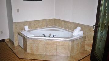 Suite, 1 kingsize-seng | Dundyner, memory foam-senger, skrivebord og lydisolert