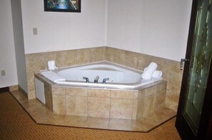 Suite, 1 King Bed | Down comforters, memory foam beds, desk, laptop workspace - Days Inn by Wyndham Athabasca (Athabasca)