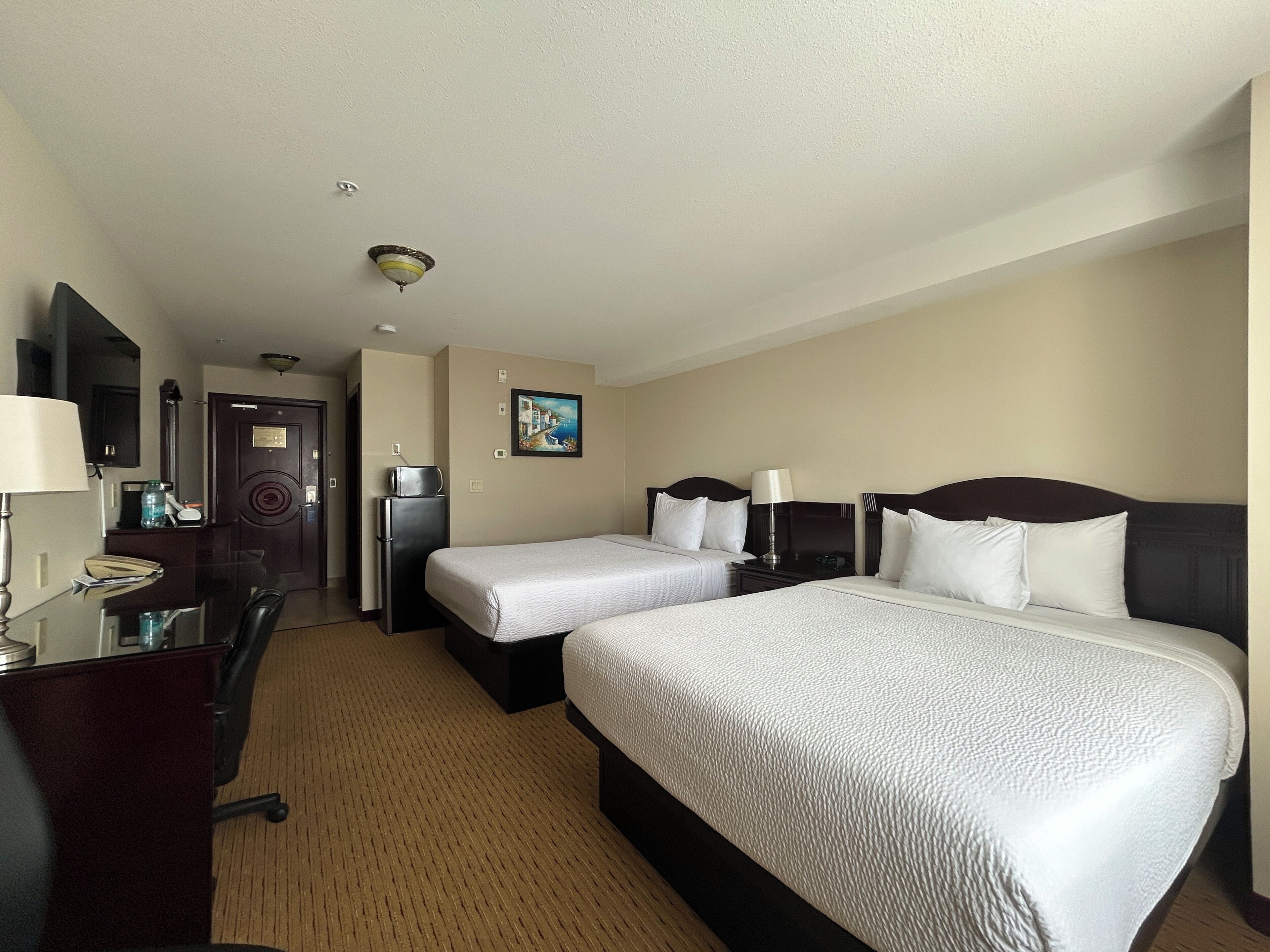 スタンダード ルーム クイーンベッド 2 台 | 羽毛の掛け布団、低反発ベッド、デスク、防音設備