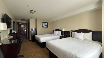 スタンダード ルーム クイーンベッド 2 台 | 羽毛の掛け布団、低反発ベッド、デスク、防音設備