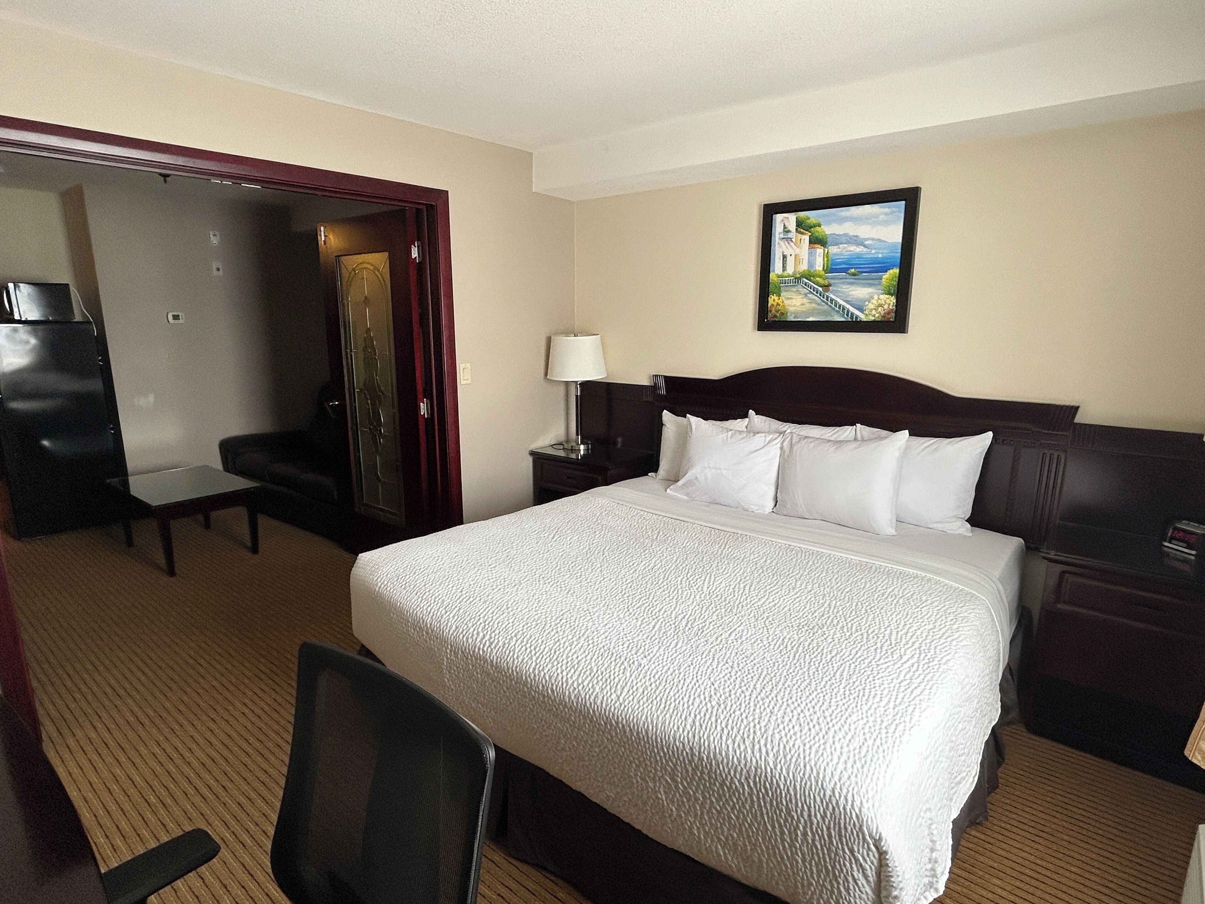 套房, 1 张特大床 | 羽绒被、记忆海绵床垫、办公桌、隔音