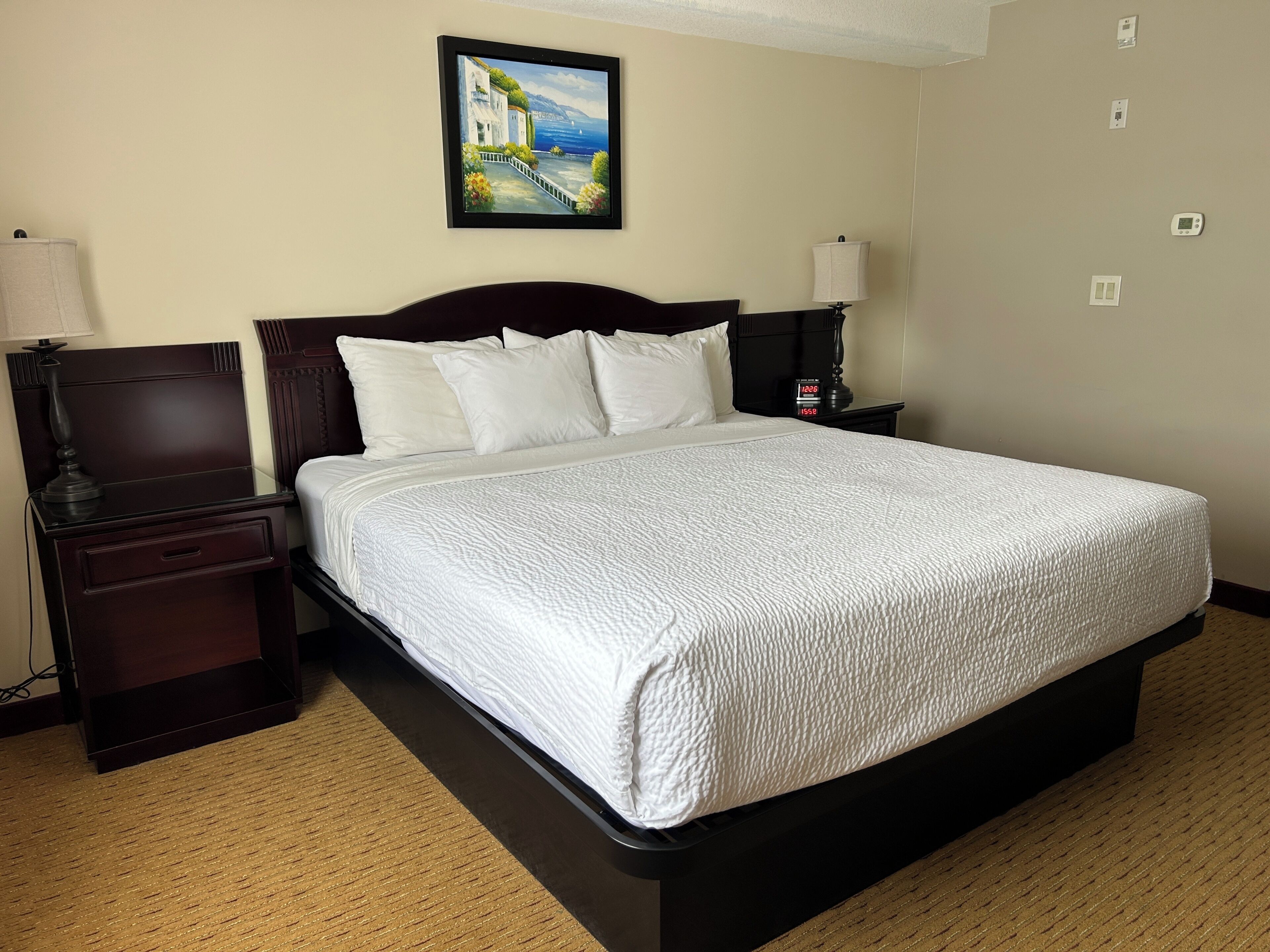 羽绒被、记忆海绵床垫、办公桌、隔音