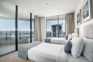In-room safe, iron/ironing board, rollaway beds, free WiFi - The Wave Resort (Broadbeach)