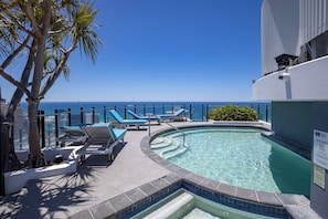 2 室外游泳池,日光浴躺椅